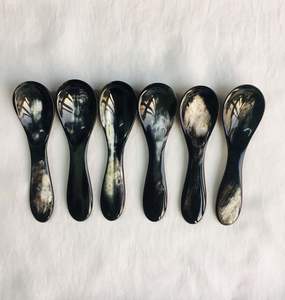 Cuillère en corne de buffle naturelle de qualité supérieure – Vaisselle durable et écologique avec logo et taille personnalisés pour la maison et la restauration - Product Image 1