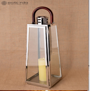 Grande lanterne pyramidale moderne en acier inoxydable avec verre transparent et poignée en bois, disponible à prix de gros. - Product Image 1