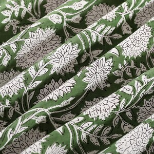 Tissu floral vert imprimé à la main au mètre |   Tissu en coton à imprimé botanique blanc |   Textile indien fait main pour la décoration intérieure - Product Image 3