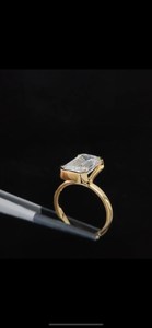 Bague solitaire en diamant taille émeraude scintillant de 3,00 carats, cultivé en laboratoire, en or jaune 14 carats, cadeau de fiançailles surprise pour votre bien-aimée - Product Image 4