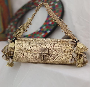 Pochette cylindrique en laiton avec des sculptures florales en relief complexes, des breloques clochettes ghungroo pendantes, une sangle en chaîne, en gros. - Product Image 4