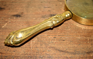 Loupe de lecture portative vintage en métal de 7 pouces avec poignée Art Nouveau et cadre à bordure fendue, style antique et décoratif - Product Image 3