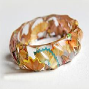 Brazalete de resina transparente con ilustraciones vibrantes de mariposas en el interior, disponible a precios de mayorista. - Product Image 2