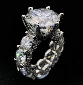 Anillo de compromiso y boda vintage de lujo con diamante de moissanita VVS de corte brillante redondo y engaste pavé, certificado IGI, joyería fina - Product Image 1