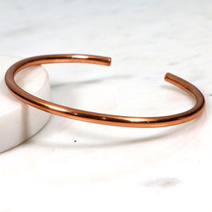 Bracelet manchette minimaliste en laiton brut - Jonc ouvert fin doré - Bijoux faits à la main pour hommes et femmes - Product Image 6