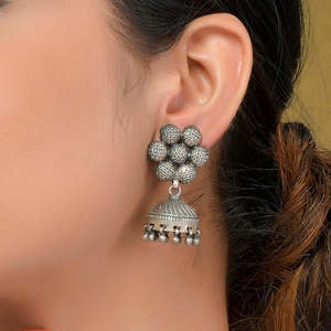 Pendientes Pequeños de Moda Meera Jaipur Pushp Jhumki - Product Image 1