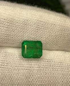 Émeraude naturelle taille octogonale 8,50 x 7 mm. Magnifique émeraude pour bijoux. - Product Image 1