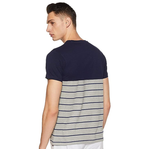 T-shirt rayé à manches courtes pour homme, col rond, coupe ajustée, en coton tricoté, décontracté, pantalon blanc, baskets bleues - Product Image 3