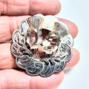 Broche écossaise vintage à motif écossais, avec deux pierres de cristal de roche à facettes - Cadre en forme de dodécágone, pour tenues traditionnelles tartan et kilt - Product Image 4