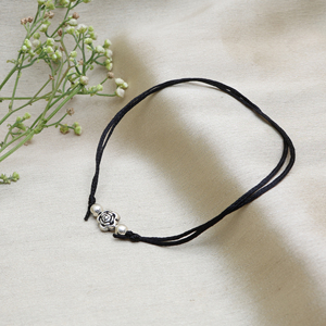 Tobillera Ajustable con Cordón Negro y Dije de Rosa Plateada para Mujer, Joyería Delicada para el Pie, Estilo Rajasthaní, para Uso Diario - Product Image 2