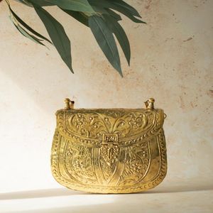 Bolso de latón con diseño floral en relieve y cierre de borla para decoración del hogar. - Product Image 1
