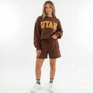 Ensemble élégant pour femme, col montant et short, en molleton doux et coton respirant, confortable pour la détente, coupe décontractée, tenue quotidienne tendance. - Product Image 1