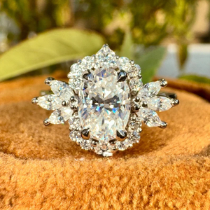 Anillo de halo ovalado de lujo con detalles de diamantes cultivados en laboratorio inspirados en hojas, diseño nupcial atemporal con brillo brillante. - Product Image 1