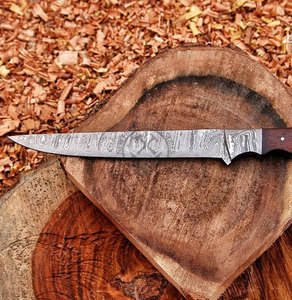 NEW FRIENDS INDUSTRIES Couteau à fileter en acier Damas forgé à la main - Couteau de cuisine et de barbecue pour chef, lame de 8 pouces, extra tranchant, manche en bois de rose - Product Image 2