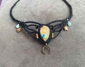 Collar de Macramé Celestial con Dijes de Luna y Estrella |   Collares chapados en platino |   Joyería con Gema Ovalada de Labradorita |   Certificado por IGI | - Product Image 3