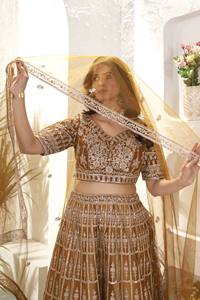 Ensemble Lehenga Choli semi-couturié de style ethnique indien pour femme, avec dupatta à bordure en dentelle filet, en matériaux recyclés, idéal pour les mariages - Product Image 3
