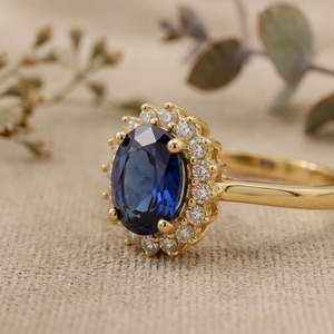 Bague de fiançailles unisexe de luxe vintage en or jaune avec halo de saphir bleu ovale et diamants, bijoux certifiés IGI de Bhatiya Gems - Product Image 3