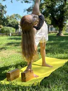 Paire de blocs de yoga en bois de noyer, taille standard 22x12x6 cm, style sportif pour les asanas de yoga Iyengar, accessoires par MS HANDICRAFT - Product Image 3
