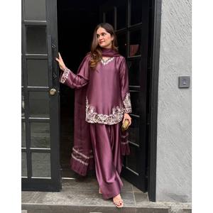 Ensemble Salwar Kameez Designer XL avec haut, bas et dupatta brodés en polyester avec des sequins - Product Image 3