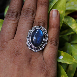Bague en labradorite naturelle, bijoux en pierres précieuses faits à la main, bague en pierre à reflets bleus, cadeau unique pour elle - Product Image 3