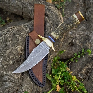 Cuchillo de caza A&M Enterprises de acero de Damasco con punta caída, mango de asta de ciervo, funda de cuero para exteriores, utilitario, Skinner - Product Image 1