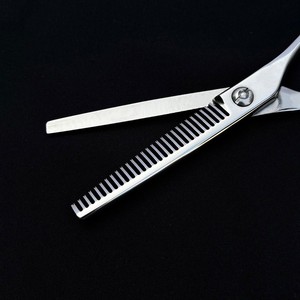 ชุดกรรไกรตัดผมสแตนเลสสตีลขนาด5.75นิ้วสำหรับร้านเสริมสวยแบบมืออาชีพชุบไทเทเนียม - Product Image 5