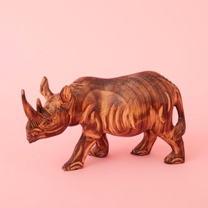 Figurine de rhinocéros en bois de sheesham et noyer Aqdus Saleem - Sculpture rectangulaire minimaliste sculptée à la main, écologique et durable, vente en gros - Product Image 1