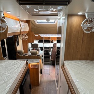 Mini-caravane de luxe moderne pour 4 personnes, avec cuisine, salle de bain et espace de couchage, idéale pour les voyages d'aventure. - Product Image 6