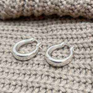 Petites boucles d'oreilles créoles épaisses et rondes, minimalistes, pour femmes, plaquées argent, délicates - Bijoux pour fêtes et cadeaux - Product Image 4