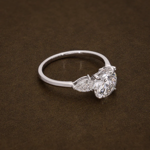 แหวนหมั้นเพชรทรงกลมและทรงหยดน้ำสังเคราะห์แบบสามเม็ด ทองคำแท้ สำหรับขอแต่งงาน เครื่องประดับชั้นดี - Product Image 3