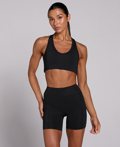 Ensemble de sport 2 pièces noir sur mesure pour femme – Haut court dos nu et short taille haute respirant en Spandex et Polyester – Coupe sportive toutes saisons - Product Image 1