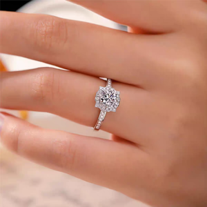 Bague Halo « Serment Divin », Bague de Promesse Éternelle en Diamant, Solitaire « Éclat de la Reine », Bague en Diamant « Amour Majestueux » - Product Image 3