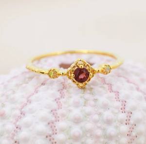 แหวนพลอยโกเมนและโอปอลธรรมชาติในตัวเรือนเงินแท้ 9250 หรือทองคำ แหวนพลอยโกเมนสีแดงธรรมชาติแบบกึ่งมีค่า ดีไซน์สไตล์วินเทจ - Product Image 5