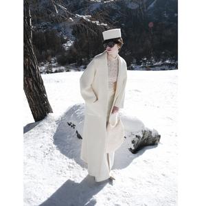 Abrigo de Gabardina de Alta Calidad ODM VENETO ALPACA, Abrigo Largo con Cuello de Solapa, Bolsillos Utilitarios Gruesos, Ropa de Mujer en Color Blanco - Product Image 4