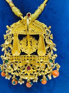 Colgante de Templo Lakshmi en Oro Antiguo, Conjunto de Joyería Nupcial India Tradicional con Cuentas de Coral y Piedras de Circonita - Product Image 3