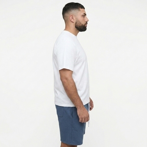 เสื้อยืดคอกลมสีขาวสำหรับผู้ชายพร้อมกางเกงขาสั้นสีน้ำเงินแบบมีเชือกผูก ชุดลำลองฤดูร้อน สีพื้น ผ้าฝ้ายระบายอากาศได้ดี ขายส่ง - Product Image 4