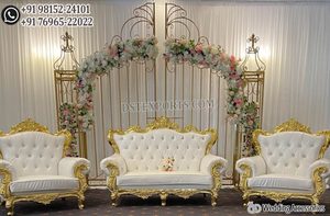 โซฟาคู่บ่าวสาวดีไซน์ล่าสุด สีแดงราชวงศ์ สไตล์อินเดีย เฟอร์นิเจอร์งานแต่งงานสุดหรู พร้อมลายแกะสลักสีทอง สำหรับเวทีงานแต่งงาน ออสเตรเลีย - Product Image 3