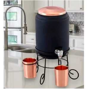 เครื่องจ่ายน้ำทองแดงสีดำด้านทันสมัยพร้อมขาตั้งเหล็กและแก้วคู่เข้าชุด ชุดน้ำดื่มโลหะบริสุทธิ์แบบอายุรเวทขนาดใหญ่ - Product Image 1