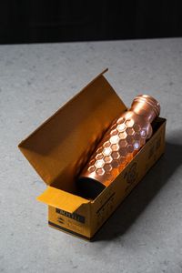 Coffret Cadeau Premium Artisanal : Bouteille d'Eau en Cuivre Pur et Ensemble de Deux Gobelets à Texture Rayée pour la Maison et le Bureau - Product Image 5