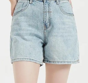 Shorts de mezclilla para mujer, de tiro bajo, corte holgado, estilo vintage, lavado claro, con borde sin rematar, informales, de verano, venta al por mayor - Product Image 2