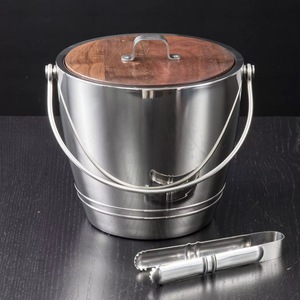 Cubo de Hielo de Acero Inoxidable con Tapa de Madera y Pinzas para Hielo, Enfriador de Bebidas Redondo Aislado - Product Image 4