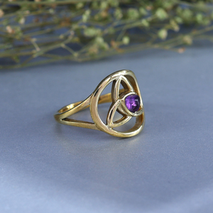 Anillo de Amatista con Nudo Celta |   Anillo Unisex Art Deco de Latón Chapado en Oro de 14K - Product Image 2