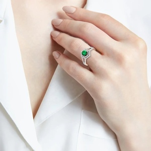 Bague en argent sterling 925 avec émeraude de laboratoire, argent pur, bijoux personnalisés, bague solitaire, collection artisanale - Product Image 2