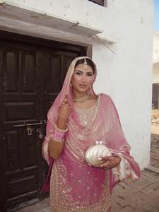 Présentation du nouveau ensemble haut, pantalon palazzo et dupatta de qualité supérieure, entièrement brodé et prêt-à-porter, disponible en gros. - Product Image 5