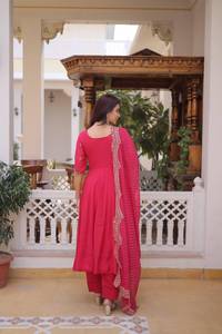 Conjunto de Salwar Kameez Rojo con Detalles Bordados, Ropa Tradicional India y Pakistaní para Mujer, Largo hasta el Tobillo, Corte Regular - Product Image 6