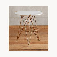 Table basse moderne au design unique avec plateau en marbre et structure en métal doré, meuble de salon contemporain, table d'appoint décorative, fabrication artisanale