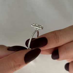 Bague de fiançailles avec halo de diamants de laboratoire allongés de 2 carats, bague en diamants de laboratoire, bague de demande en mariage pavée, certifiée IGI - Product Image 3