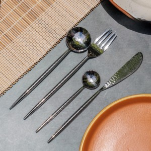 Ensemble de couverts en métal irisé arc-en-ciel, finition miroir haute brillance, résistant à la rouille, design glamour pour les occasions festives - Product Image 1