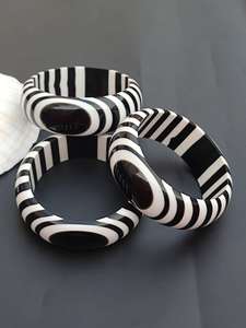 Bracelets en résine rayés noir et blanc, forme ronde, bijoux faits à la main, bracelets de mode unisexes, cadeaux et artisanat - Product Image 1