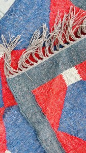 Tapis géométrique fait main rouge et bleu, motif losanges, style bohème marocain, tapis tribal en laine, décoration rustique pour salon et ferme - Product Image 6
